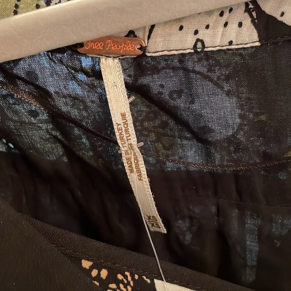 Free people, newest tags, black and white flowered blouse, size extra small - Picture 4 of 8